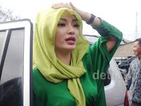 Zaskia 'Gotik' Tampil Berkerudung