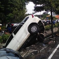 Pengemudi Ngantuk, Avanza Nyemplung Sungai