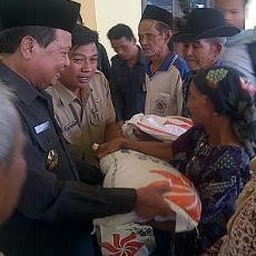 Warga Miskin di Mojokerto Harus Stop Merokok Agar Dapat Beras Gratis