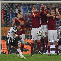 Soal Tendangan Bebas, Tevez: Saya Meniru Pirlo