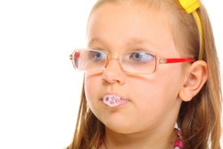 Jangan Suka Meludah, Air Liur Bisa Bantu Lindungi Gigi Lho