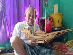 Kakek Sukardi, Penjual Miniatur Kapal Pinisi Berkursi Roda yang Pantang Mengemis