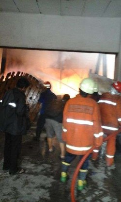 Kebakaran Pabrik Cat di Serpong Utara Menjalar, 2 Orang Tewas