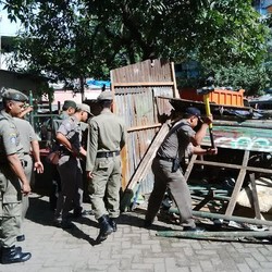 25 Bangunan Liar Sarang Narkotika di Rusun Tanah Tinggi Ditertibkan