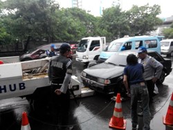 4 Mobil Parkir Liar di Jaktim Kena Operasi Derek Dishub