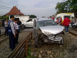 Brak! Pria Ini Selamat Setelah Mobilnya Tertabrak Kereta Api