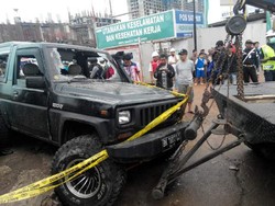 Sebuah Mobil Tabrak Kantor Apartemen Bassura City, Motor dan Warung