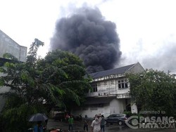 Pabrik Cat Terbakar di Serpong Utara