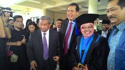 Raih Doktor HC dari ITS, Risma Paparkan Partisipasi Kunci Sukses Bangun Kota