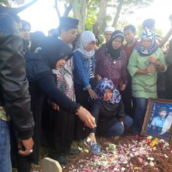 Tembakan Salvo dan Tangis Keluarga Lepas Tatang ke Peristirahatan Terakhir