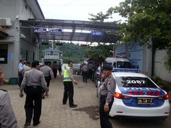 Rombongan Besar Diangkut Mobil Polisi Masuk ke Nusakambangan