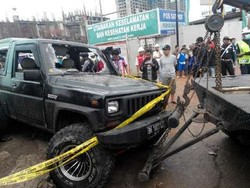 Pengemudi Mobil yang Tabrak Kantor Apartemen Bassura City Diduga Mabuk
