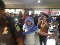 Disambut Tangis Rekan Guru St Monica, Tersangka Pelecehan Tiba di PN Jakut