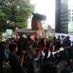 Sindir Pimpinan KPK Soal Kasus BG, Pendemo Bawa Kuda Troya