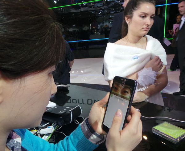 Menjajal Smartphone dengan Pemindai Mata