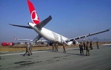 Tergelincir, Roda Depan Pesawat Turkish Airlines Patah Saat Akan Mendarat