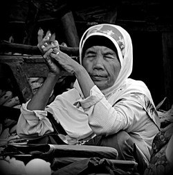 nenek tua pedagang kaki lima