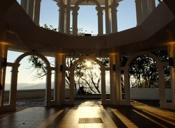Sunset Menawan dari Bukit Khao Rang, Phuket