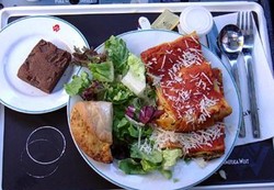 Penasaran? Seperti Ini Makanan Pramugari di Pesawat