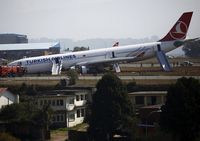 Roda Depan Turkish Airlines Patah Saat Mendarat