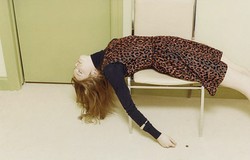 Foto: Tampilkan Koleksi Victoria Beckham, Model-model Tak Sadarkan Diri