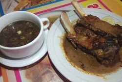 Coto Makassar Daeng Nippi: Segarnya Coto Makassar, Paling Enak Dipadukan dengan Es Pallu Butung