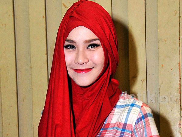 Zaskia Mecca Cantik Berhijab Merah