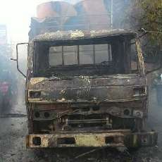 Ditabrak Sepeda Motor, Truk Muat Kertas Ludes Terbakar