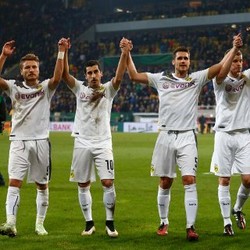 Dua Gol Immobile Loloskan Dortmund