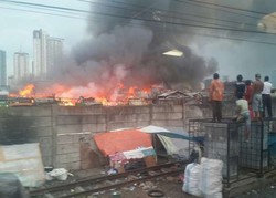 Begini Penampakan Hebatnya Api yang Membakar Permukiman di Tanah Abang