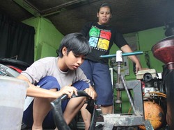 Belajar Gigih dari Bripda Eka, Polwan yang Hidup dari Tambal Ban