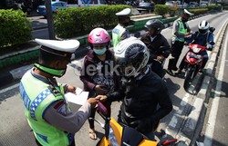 Banyak Motor Antre untuk Terobos Jalur TransJ di Mampang