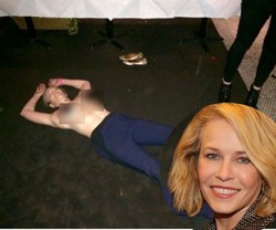 Presenter Chelsea Handler Bantah Operasi Payudara dengan Pamer Foto Dada