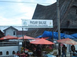 Mengintip Arsitektur Khas Batak di Pasar Onan, Balige