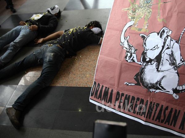Aksi Teaterikal Berantas Korupsi