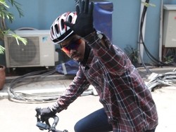 Pakai Sepeda, Cara Wendy Cagur Hindari Macet Jakarta