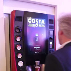 Mesin Penjual Kopi Canggih Hadirkan Suasana Kafe Sungguhan