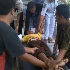 Dituduh Dukun Santet, Pencari Rongsokan Tusuk Perutnya Sendiri