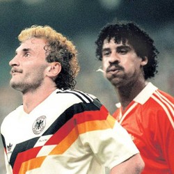 Aksi Ludah-Meludah di Atas Lapangan