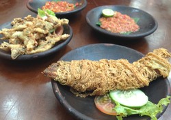 Penyetan Cok: Uenake, Bandeng Usuh Manuk dan Wader Goreng Dicocol Sambel Limau