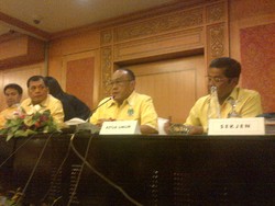 Agung Cs Ingin Keluar dari KMP, Ical: Memang Dia Siapa?