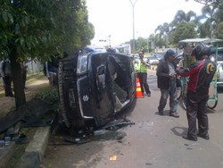 Sopir Ngantuk, Suzuki Vitara Oleng dan Terbalik di Jalan Juanda Depok