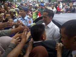 Jokowi Mendadak Turun dari Mobil Kepresidenan Lalu Bagikan Buku di Ponorogo