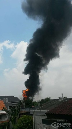 Kontrakan Terbakar di Pangkalan Jati, Kepulan Asap Membubung Tinggi