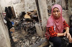 Korban Kebakaran Tanah Abang Mengais Sisa-sisa Puing