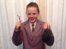 Ya Ampun! Anak Kecil Ini Pakai Kostum Christian Grey di Hari Buku Sedunia