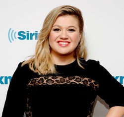 Disebut Masih Gemuk Pasca Melahirkan, Kelly Clarkson: Aku Luar Biasa