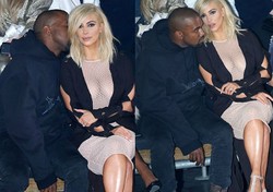 Foto: Tanpa Bra, Kim Kardashian Pakai Baju Jaring di Paris Fashion Week