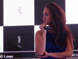 Foto: Alexandra Gottardo Tampil Seksi dengan Rambut Keriting Acak