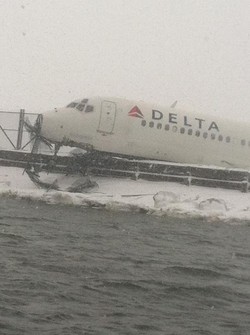 Landasan Bandara New York Tertutup Salju, Pesawat Delta Tergelincir